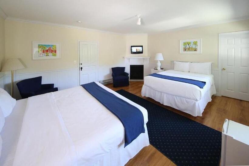 Номер Superior, Colonial Inn Harbor Springs