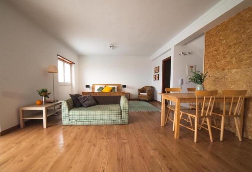 Deluxe Studio, Gundi House