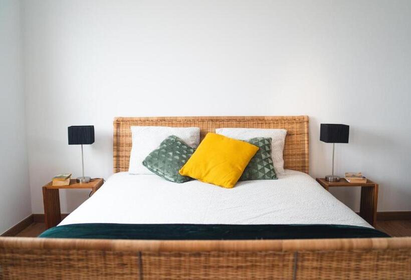 Deluxe Studio, Gundi House