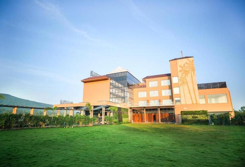 اتاق اجرایی با تخت بزرگ, Regenta Resort Belagavi