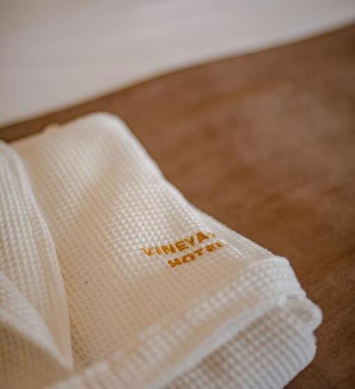 اتاق استاندارد چهارنفره با بالکن, Vineyard Hotel & Winery