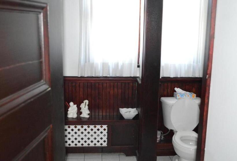 Suite with lake view, The King George Inn