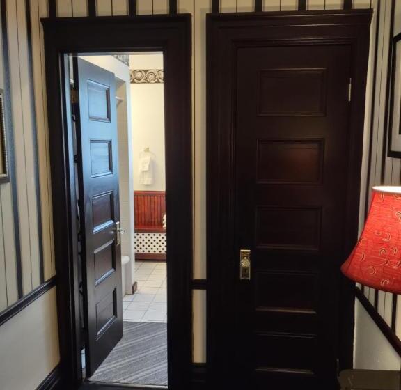 Suite with lake view, The King George Inn