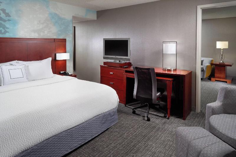 חדר סטנדרט עם מיטת קינג, Courtyard By Marriott Atlanta Buckhead