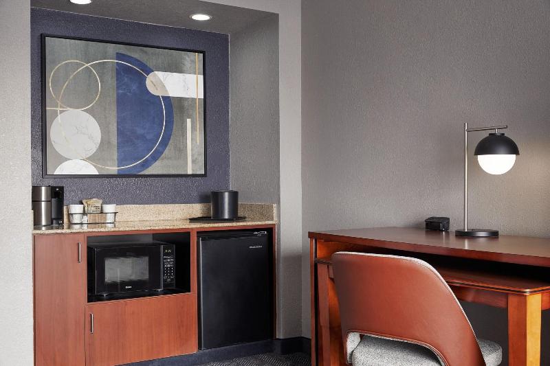 带大床的套房, Courtyard By Marriott St. Louis Downtown West