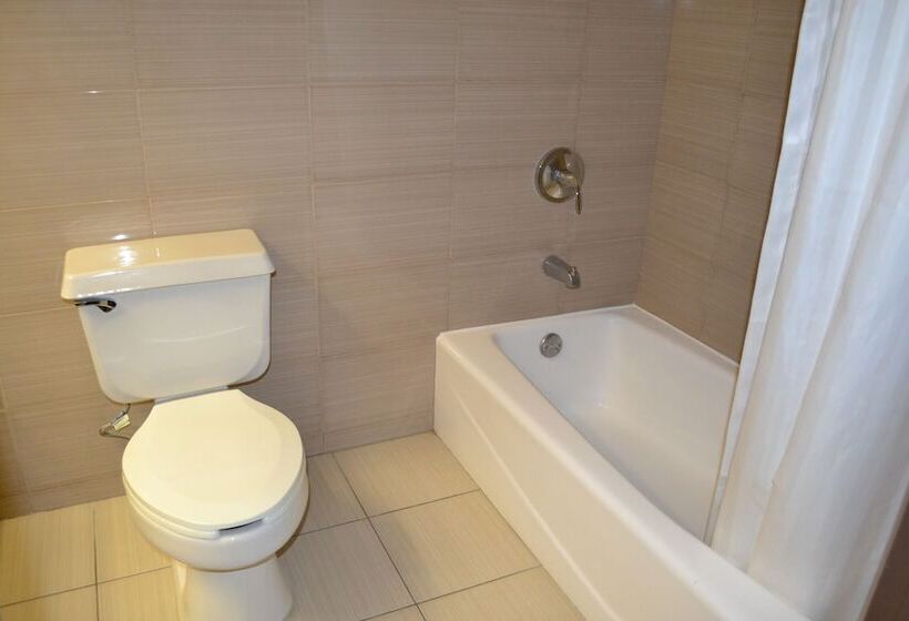 Номер Deluxe, La Crystal Hotel  Los Angeles Long Beach Area