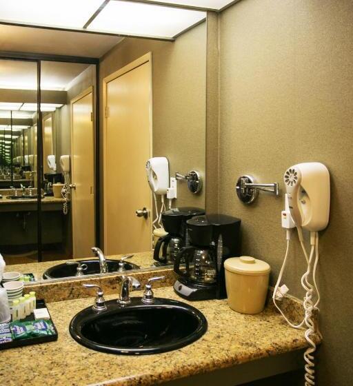 Номер бизнес-класса, La Crystal Hotel  Los Angeles Long Beach Area