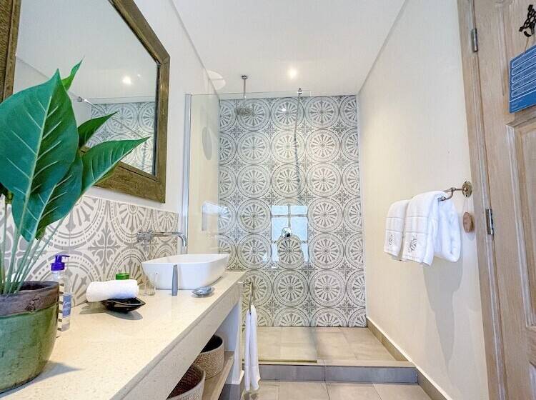 Superior Room, Latitude 0 Degrees