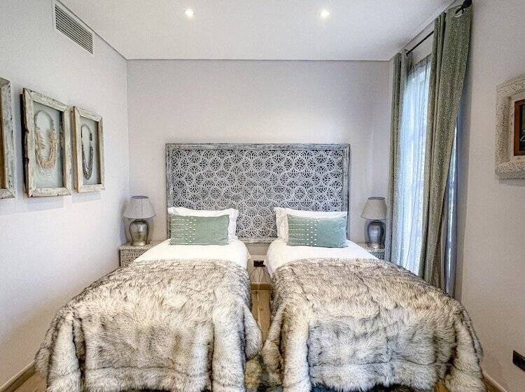 Superior Room, Latitude 0 Degrees