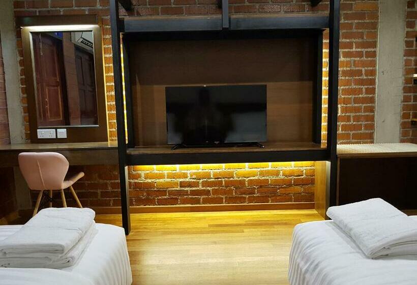 주니어 스위트, Little Kampung Studio