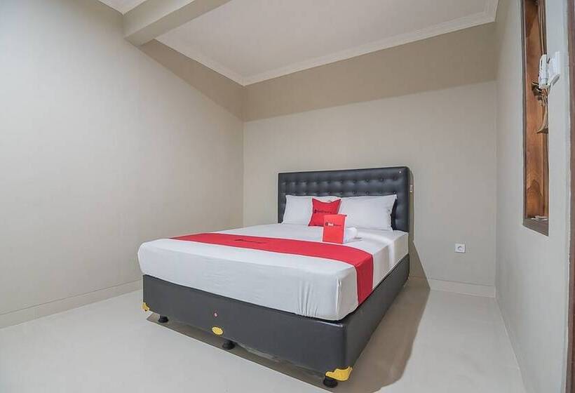 Номер Deluxe, Reddoorz Near Ambarukmo Yogyakarta 2