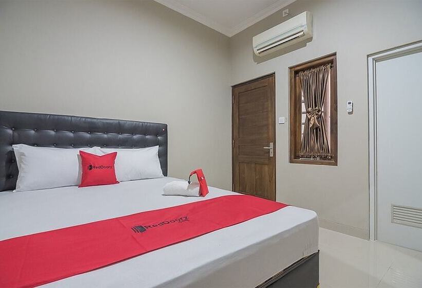 Номер Economy, Reddoorz Near Ambarukmo Yogyakarta 2