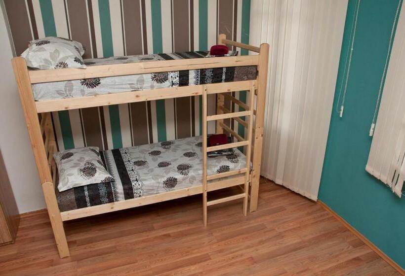 共用房间的床, Hostel Mostel Hub Rooms And Apartments