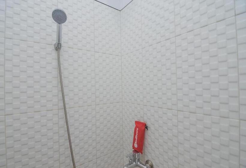 Номер Стандарт, Reddoorz Plus Near Alun Alun Kuningan