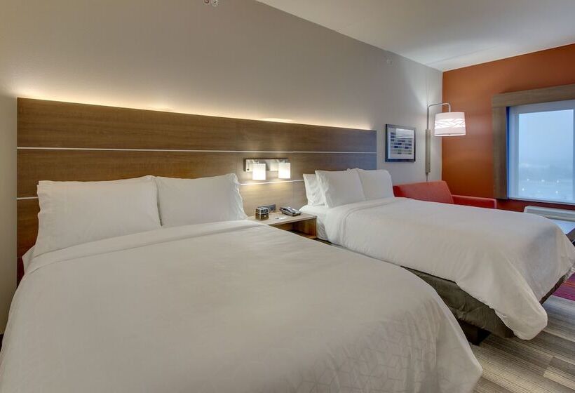 סוויטה מותאמת לאדם עם מוגבלויות, Holiday Inn Express & Suites   Nashville Metrocenter Downtown, An Ihg