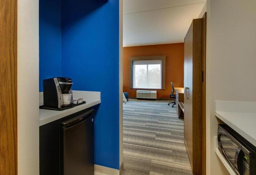 带大床的标准间, Holiday Inn Express & Suites   Nashville Metrocenter Downtown, An Ihg