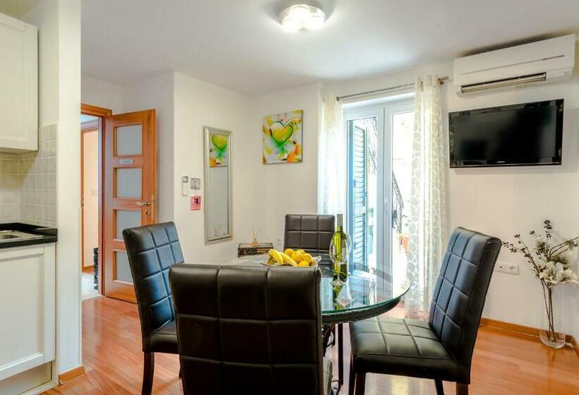 דירת 2 חדרים עם טרסה, Apartments And Rooms With Wifi Split   16550