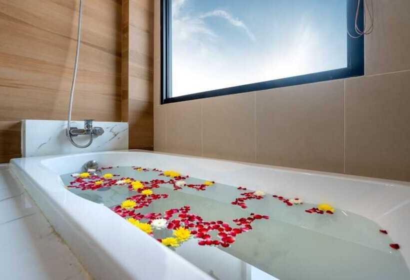 اتاق لوکس با چشم‌انداز استخر, The Thames Pool Access Resort & Villa   Sha Extra Plus