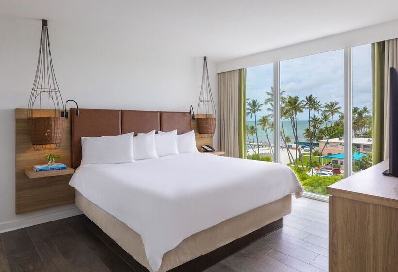 מיטת קינג בסוויטה, Amara Cay Resort