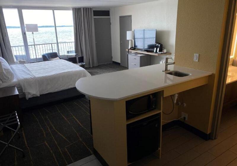 Номер Стандарт Вид на Озеро, Holiday Inn Detroit Lakes, An Ihg