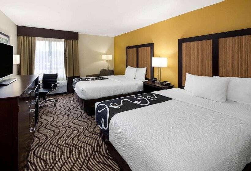 Номер Deluxe, La Quinta By Wyndham Lagrange / I 85