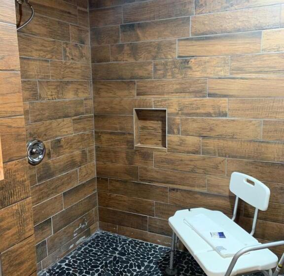 장애인을 위한 킹사이즈 침대 스탠다드 룸, Americas Best Value Inn Wall