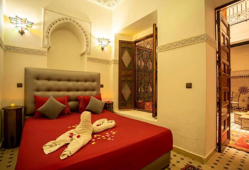 اتاق راحتی سه تخته, Riad Aymane