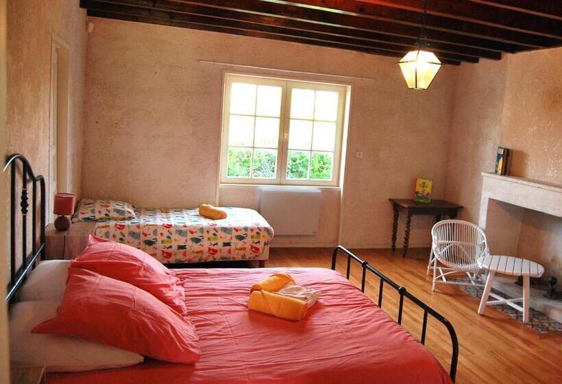Номер Стандарт Трехместный, Logis De Chenac   Chambres Et Table D Hôtes