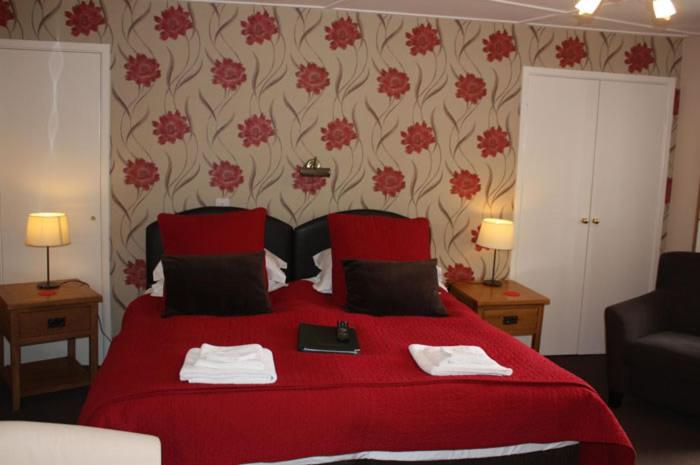 Семейный Номер, Red Lion Inn