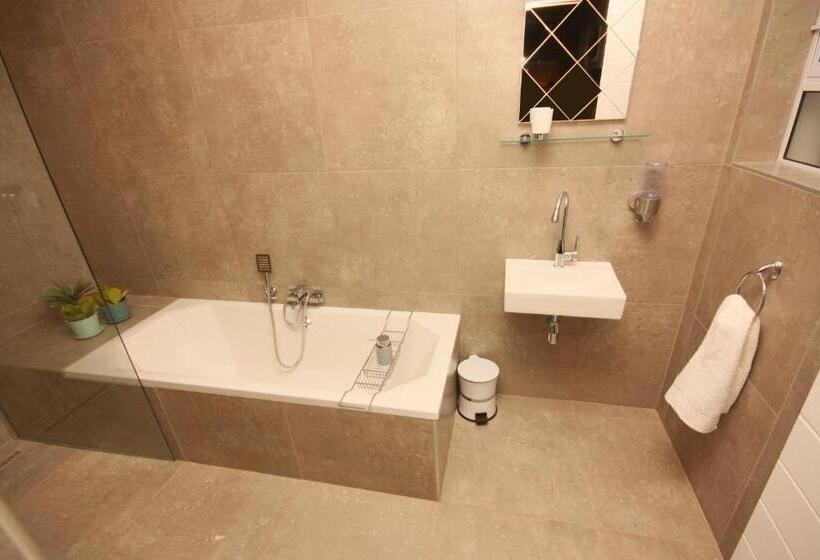 Семейный Номер Совместный Санузел, The Retreat Guesthouse