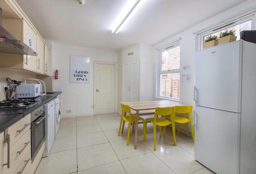 Студия Стандарт, Tooting Broadway Studios & Rooms By Dc London Rooms