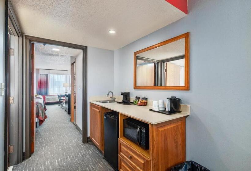 סוויטה נוף לבריכה, Ramada By Wyndham Sioux Falls Airport   Waterpark Resort & Event Center