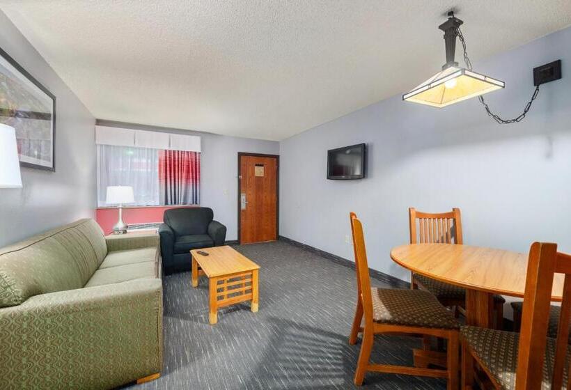 סוויטה נוף לבריכה, Ramada By Wyndham Sioux Falls Airport   Waterpark Resort & Event Center