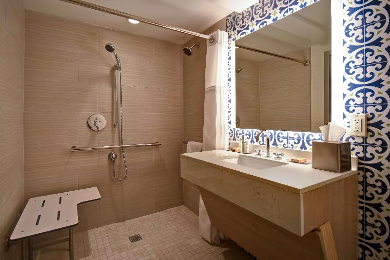 带大床的标准间, Doubletree By Hilton Virginia Beach Oceanfront South