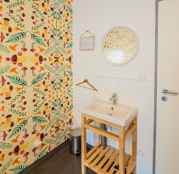 اتاق استاندارد چهارنفره با سرویس بهداشتی مشترک, Hostel Zahrada Mikulov