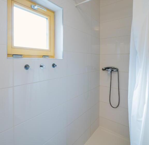اتاق استاندارد چهارنفره با سرویس بهداشتی مشترک, Hostel Zahrada Mikulov