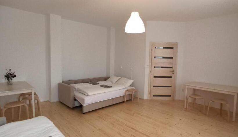 استودیوی استاندارد, Hostel Zahrada Mikulov