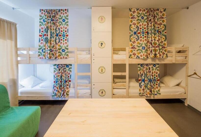 تختخواب در اتاق مشترک, Hostel Zahrada Mikulov