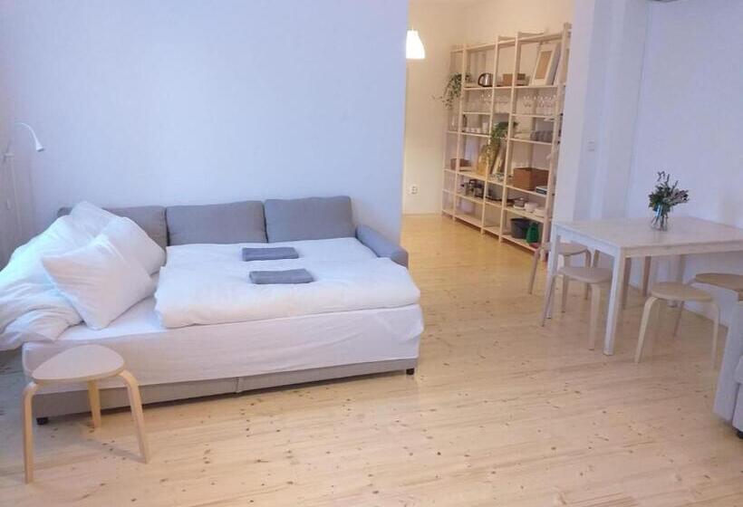 استودیوی استاندارد, Hostel Zahrada Mikulov