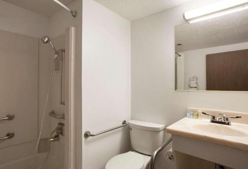 غرفة قياسية لذوى الاحتياجات الخاصة, Super 8 By Wyndham Council Bluffs Ia Omaha Ne Area