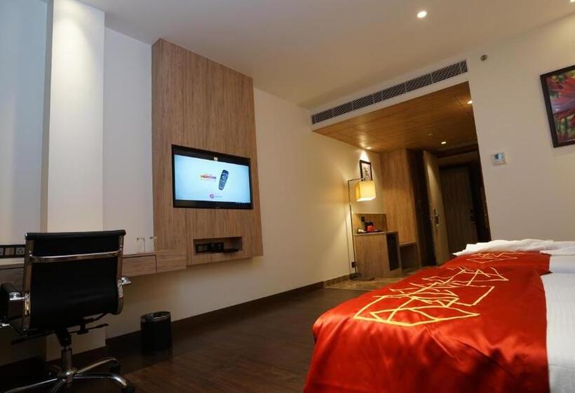 带大床的豪华间, Ramada By Wyndham Aligarh Gt Road