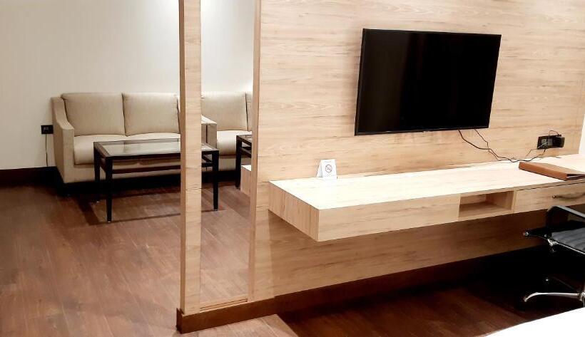 带大床的套房, Ramada By Wyndham Aligarh Gt Road
