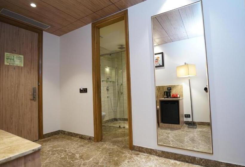 带大床的高级房间, Ramada By Wyndham Aligarh Gt Road