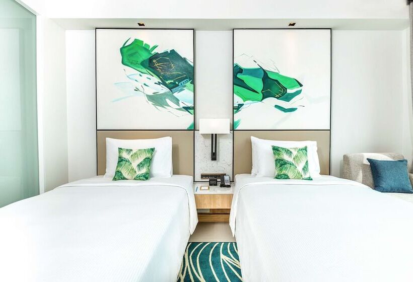 Номер Premium с Балконом, Hilton Garden Inn Phuket, Thailand