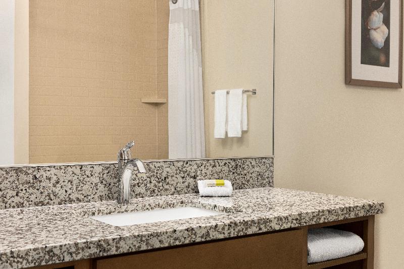 带大床的套房, Candlewood Suites   Safety Harbor, An Ihg
