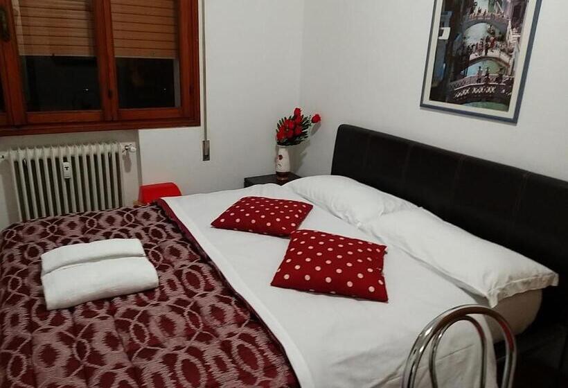 اتاق استاندارد با سرویس بهداشتی مشترک, Venice Star House