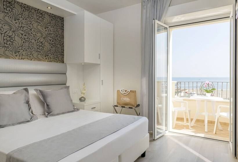 اتاق لوکس با چشم‌انداز دریا, Riviera