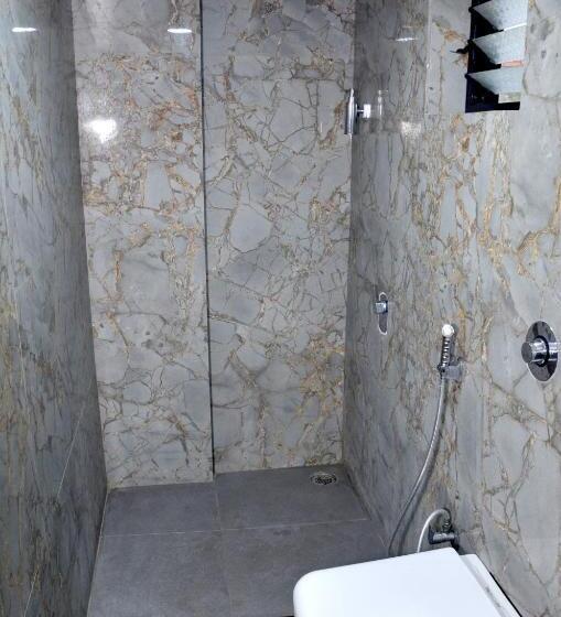 Номер Deluxe, Adarsh