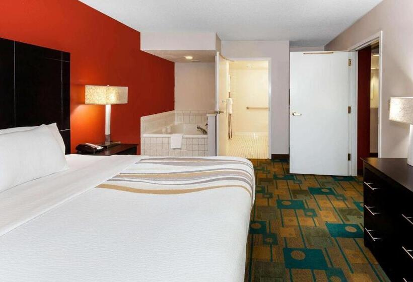 스위트 킹사이즈 침대, La Quinta By Wyndham Milwaukee Bayshore Area