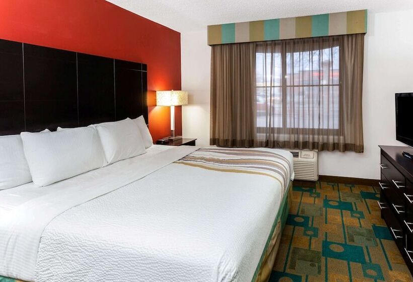 스위트 킹사이즈 침대, La Quinta By Wyndham Milwaukee Bayshore Area